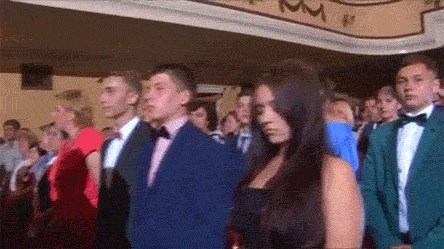 Netko je snimao ceremoniju, a jednoj ženi se dogodila nezgoda u najgorem mogućem trenutku