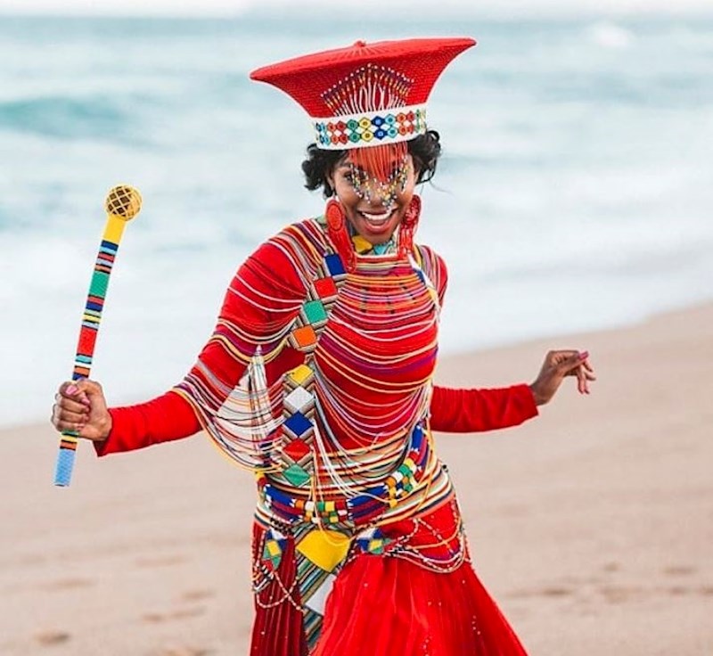 U Južnoj Africi mladenka nosi šešir koji se zove "inkehli", lančiće i narukvice.