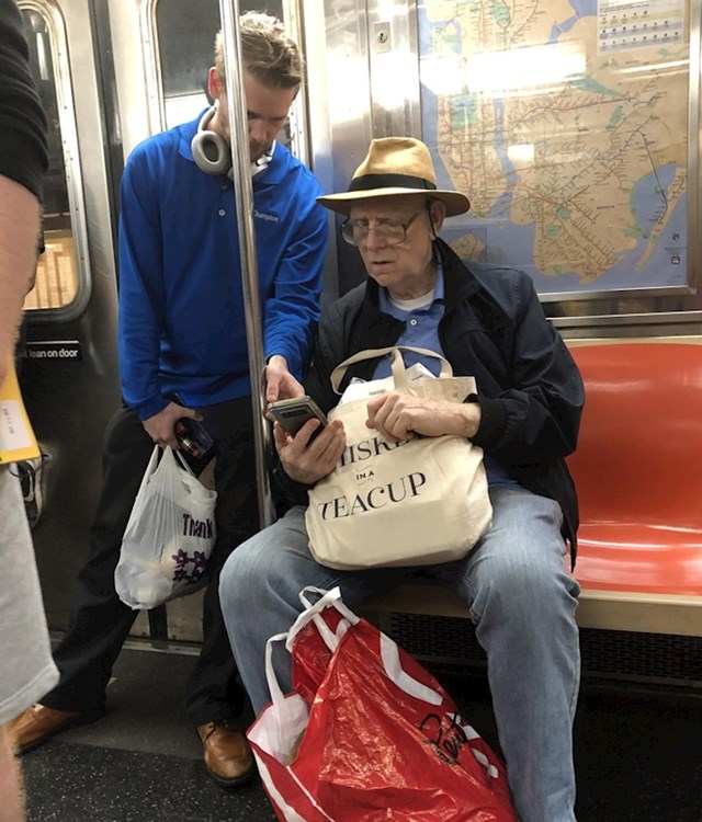 "Ovaj čovjek je proveo 20 minuta pokazujuću starijem gospodinu kako se koristi karta na mobitelu."