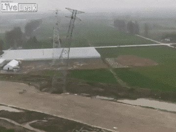 Osoba je primijetila da se dalekovod ruši, a onda je kamera snimila nevjerojatnu scenu