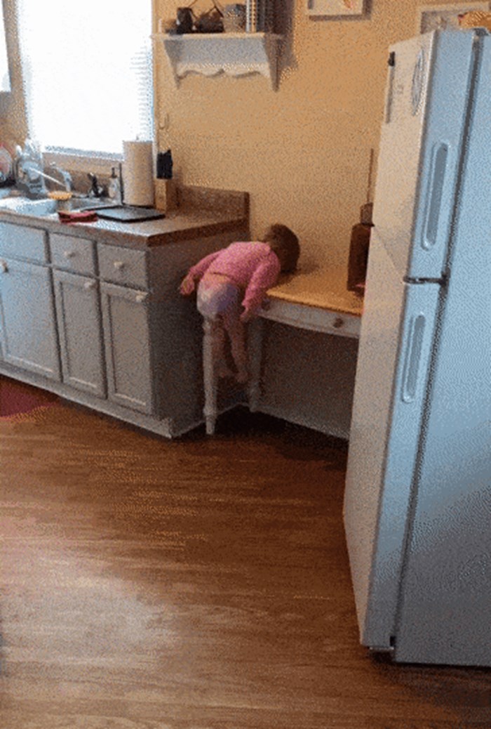 Mama je ulazila u kuhinju pa primijetila da se nešto čudno događa s njenim djetetom