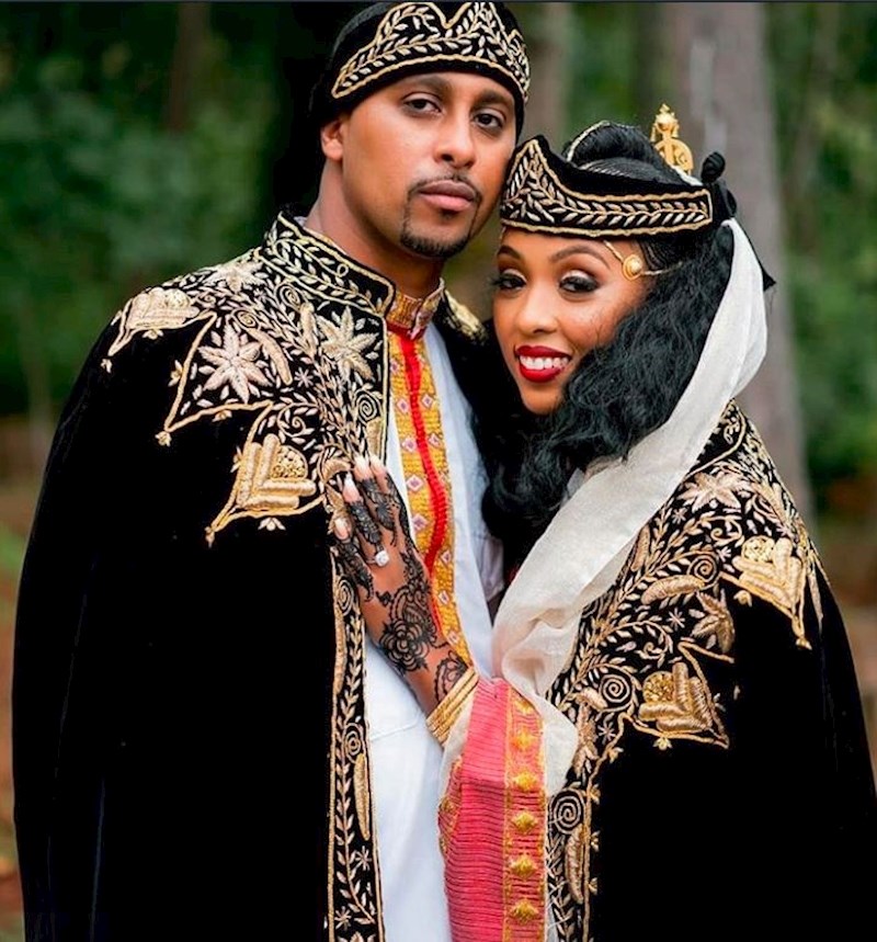 Mladenke u Etiopiji nose tamne baršunaste krune i ogrtače sa zlatnim ukrasima.