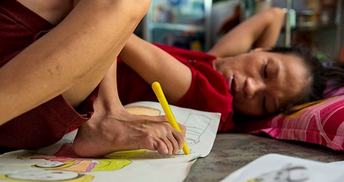 Nepokretna mlada žena nogama crta optimistične slike kako bi financijski pomogla mami