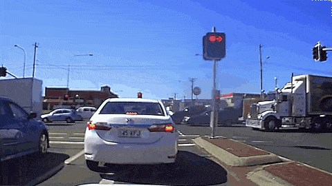 Vozač kamiona se uporno zabija u semafor?! Trebalo mu je malo više vremena da shvati neke stvari