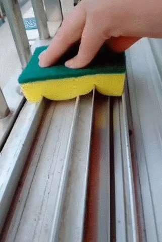 Ovaj praktični trik će vam pomoći da brže i efikasnije očistite stolariju i okvire prozora