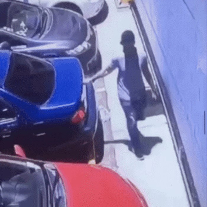 Muškarca su naživcirali auti parkirani preblizu zida, kamera je snimila kako se osvetio vozačima