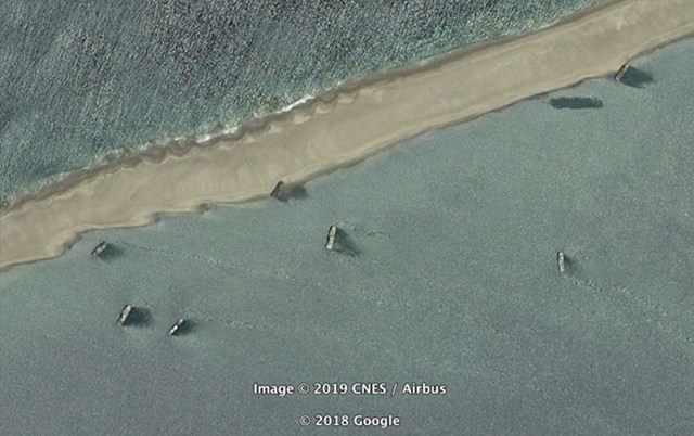Napušteni brodovi na obali Angole. Nisu bili ovdje na slikama iz 2003.