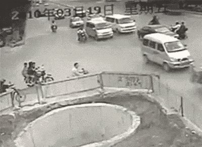 Prometna kamera snimila je slučaj u kojem je vozač skutera napravio nevjerojatnu glupost