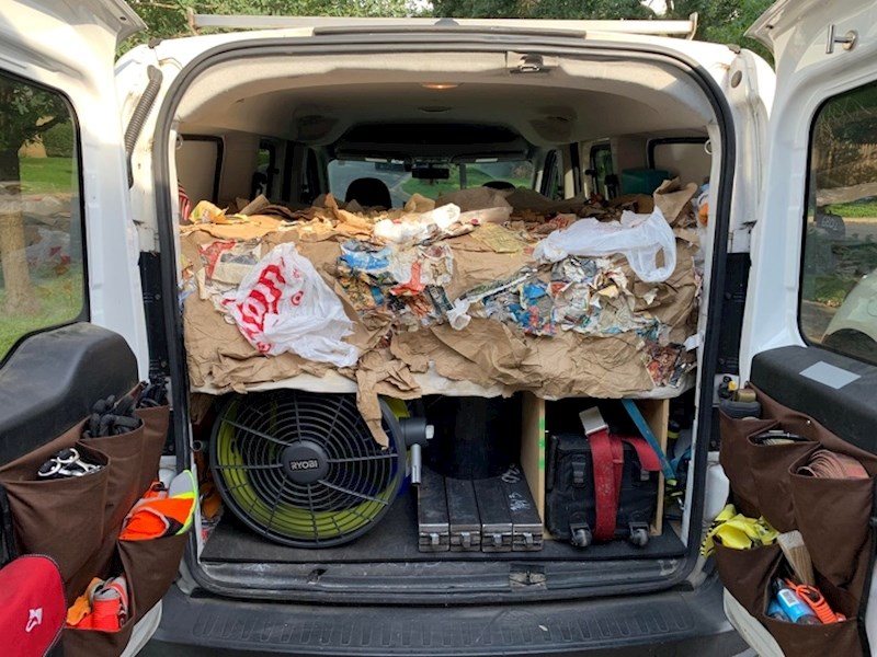 "Napravio sam prekrivač od smeća kako bih sakrio stvari u svom kombiju."