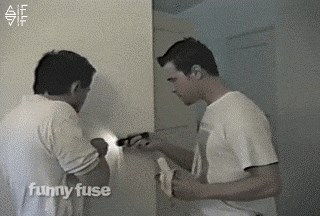 Postavili su skrivenu kameru i snimili kako će reagirati kada starijeg kolegu udari struja