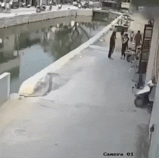 Nadzorna kamera je snimila nevjerojatnu scenu sa čovjekom koji je "išao na kupanje"