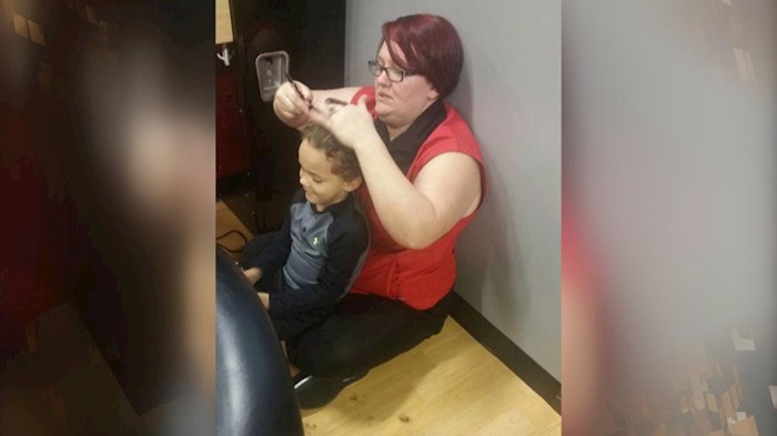Žena se oduševila kad je frizerka sjela na pod i počela šišati njenog sina, a za to postoji poseban razlog