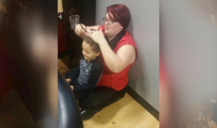 Žena se oduševila kad je frizerka sjela na pod i počela šišati njenog sina, a za to postoji poseban razlog