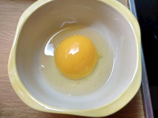 Ovo nije jaje nego polovica breskve iz kompota i sirup.