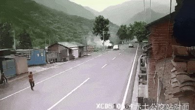 Visio je na mobitelu dok je prelazio cestu, tek kasnije je shvatio koliko je sreće imao