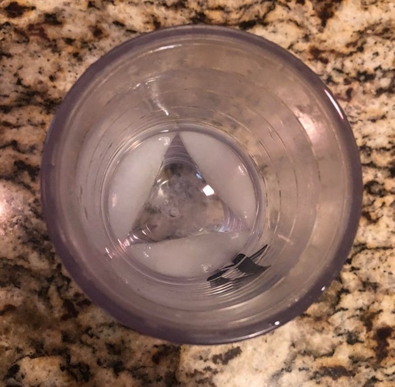 "Led u mojoj čaši formirao je jednakostraničan trokut."