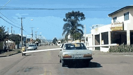 Nenormalna scena snimljena na cesti: Pogledajte kako je ovaj vozač prevozio ogromnu cijev