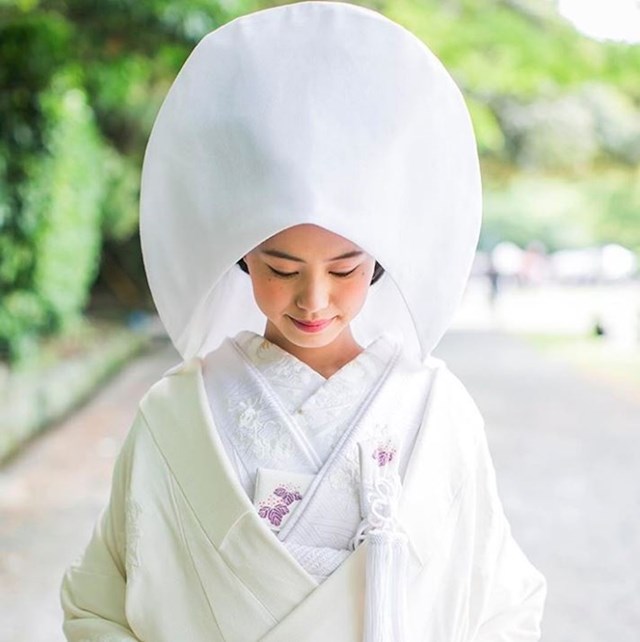 U Japanu mladenke nose bijeli kimono koji predstavlja čistoću.