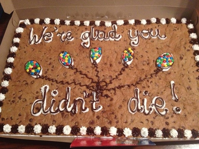 Radnik se vratio na posao, dočekala ga je poruka na torti: "Drago nam je što nisi umro!"