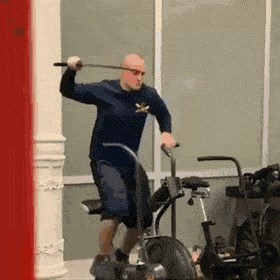 Netko je primijetio čudnog muškarca u teretani. Snimao ga je izdaleka jer se nije usudio približiti mu se