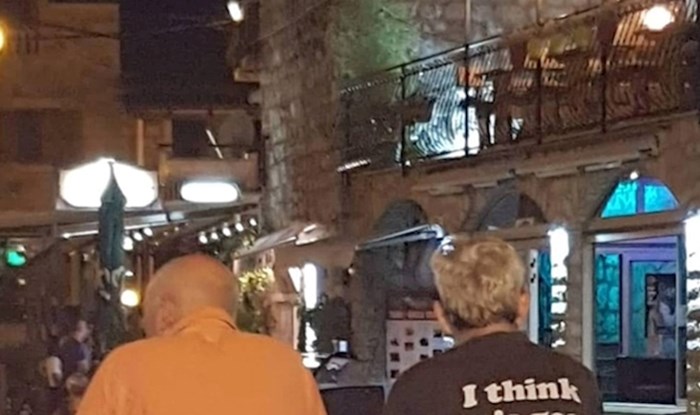 Je li ovo namjerno podvalio prijatelju? Muškarac je na majici imao natpis koji je nasmijao prolaznike