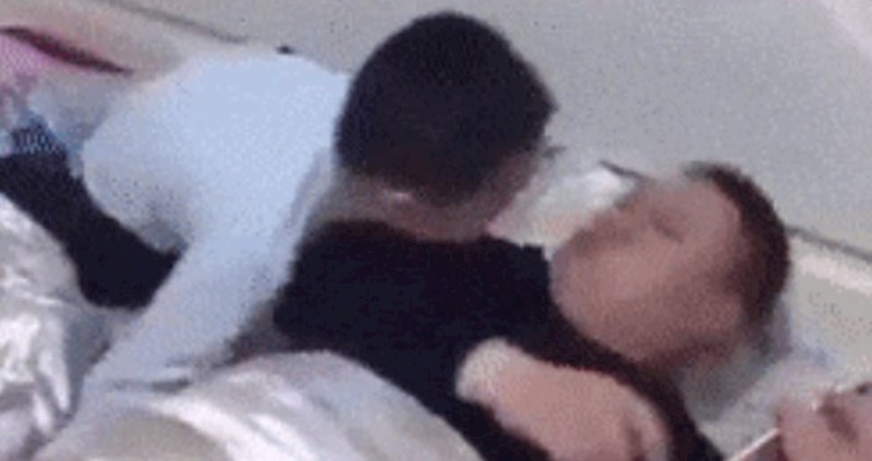 Dječačić je od tate tražio puse u krevetu, a onda mu je podvalio nešto što će vas nasmijati do suza