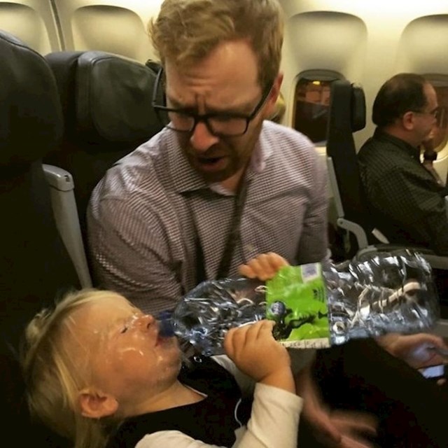 Ovo je trenutak u kojem je pijenje vode u zrakoplovu pošlo po zlu.