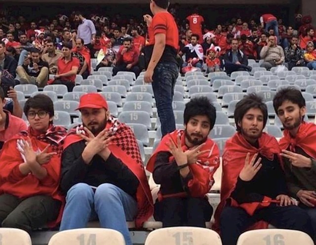 Ove žene u Iranu nisu smjele doći na utakmicu jer su žene pa su se maskirale.
