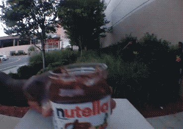 Mladići sa čudnim smislom za humor snimili su kako pomoću Nutelle doći do cura