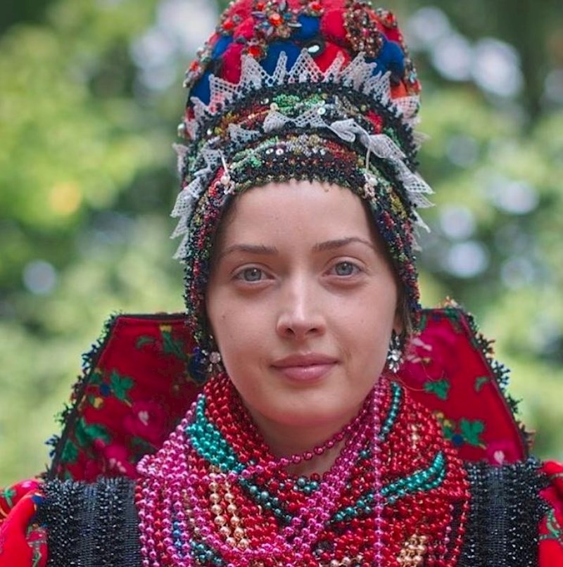 U Rumunjskoj mladenke nose ukras za glavu koji ih štiti od zlih sila.