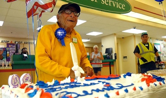 Supermarket je priredio iznenađenje svom najstarijem radniku, s 88 godina se vratio na posao