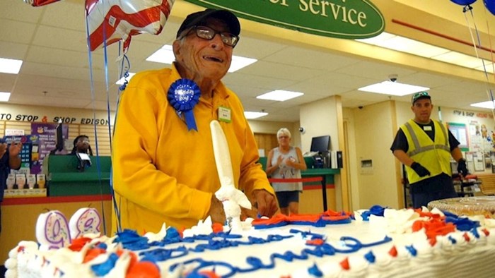 Supermarket je priredio iznenađenje svom najstarijem radniku, s 88 godina se vratio na posao