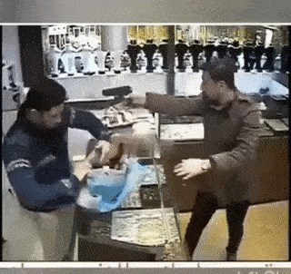 Došao ih je opljačkati naoružani muškarac, no ovakvu rekaciju sigurno nije očekivao