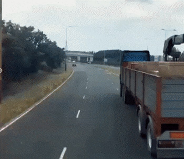 Vozač je na autocesti snimio nevjerojatan prizor koji izgleda kao scena iz akcijskog filma