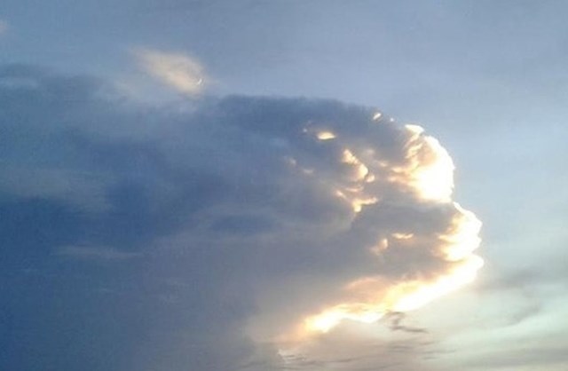 Ovaj oblak izgleda kao dupin, pogledajte pažljivo.