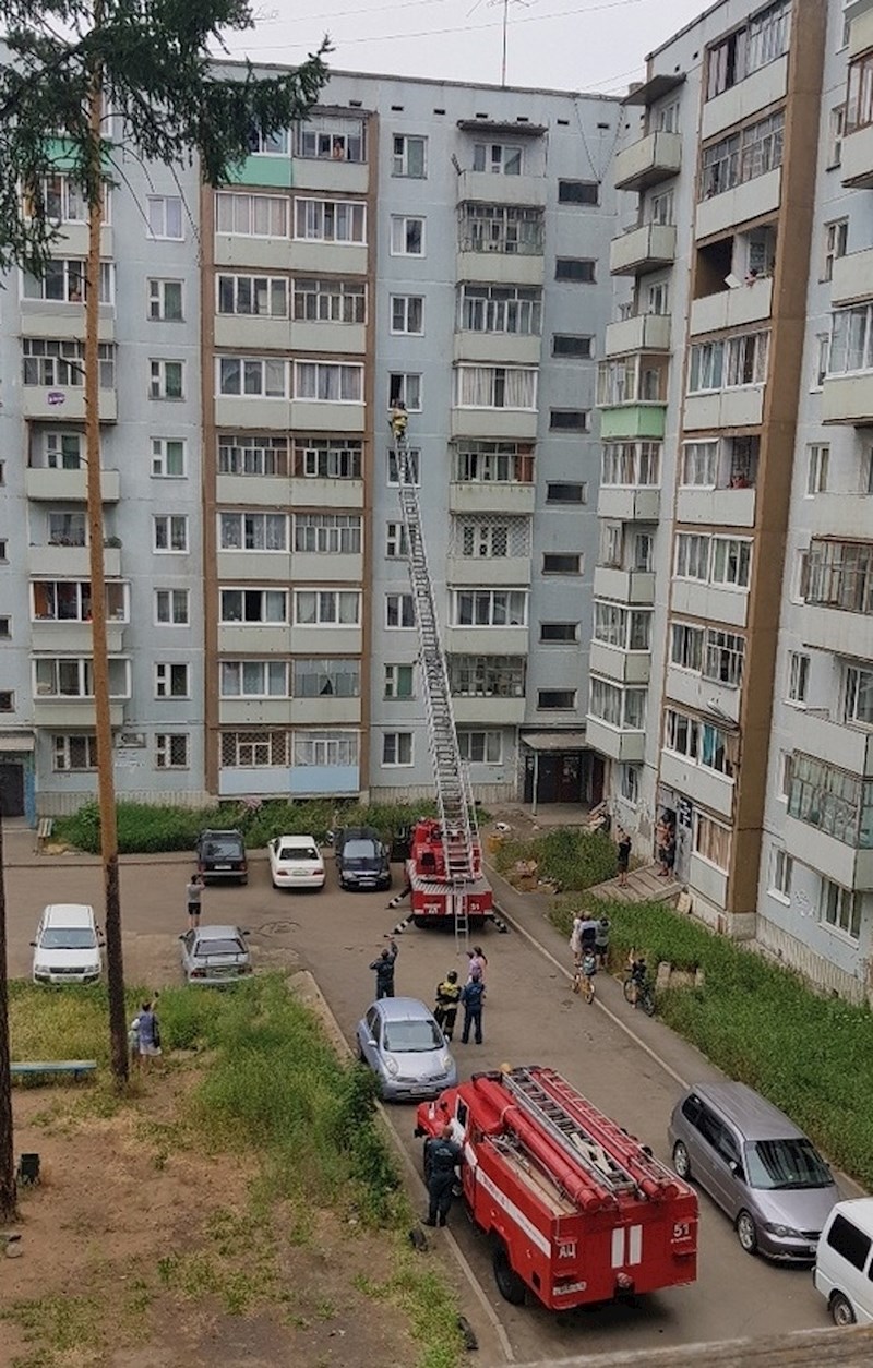 Vatrogasac je odlučio zaprositi svoju djevojku na "najvatrogasniji" mogući način. Kolege su mu pomogli.