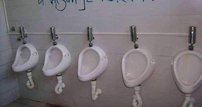 Muškarce je u javnom WC-u dočekala pronatalitetna poruka koja im je nabacila osmijeh na lice