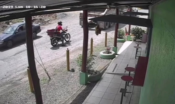 Kamion je polako počeo voziti unatrag, a onda je nadzorna kamera snimila šokantnu scenu