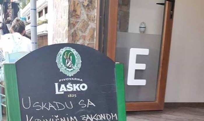 Ovaj kafić je na ulazu ostavio posebno upozorenje za žene i porukom nasmijao prolaznike