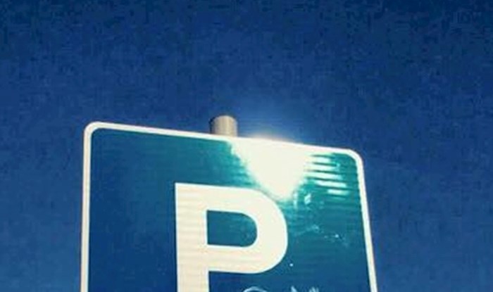 Dva slova su bila dovoljna da ovaj znak na parkingu dobije novo značenje i nasmije prolaznike