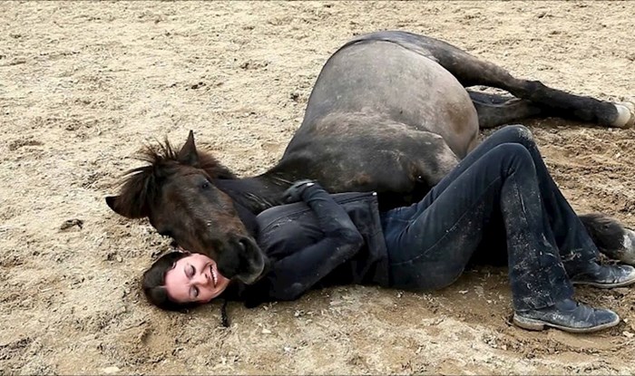 Prekrasna povezanost sa životinjama: Žena je uživala u društvu svojih konja i raznježila svijet ovim videom