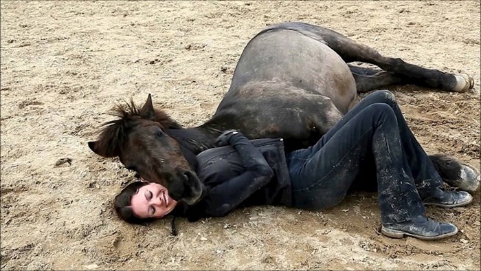 Prekrasna povezanost sa životinjama: Žena je uživala u društvu svojih konja i raznježila svijet ovim videom