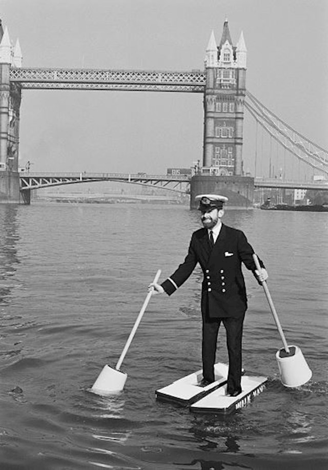 Alan Hogarth hoda na rijeci Temzi pomoću "cipela" od stiropora koje je sam napravio, 1971.