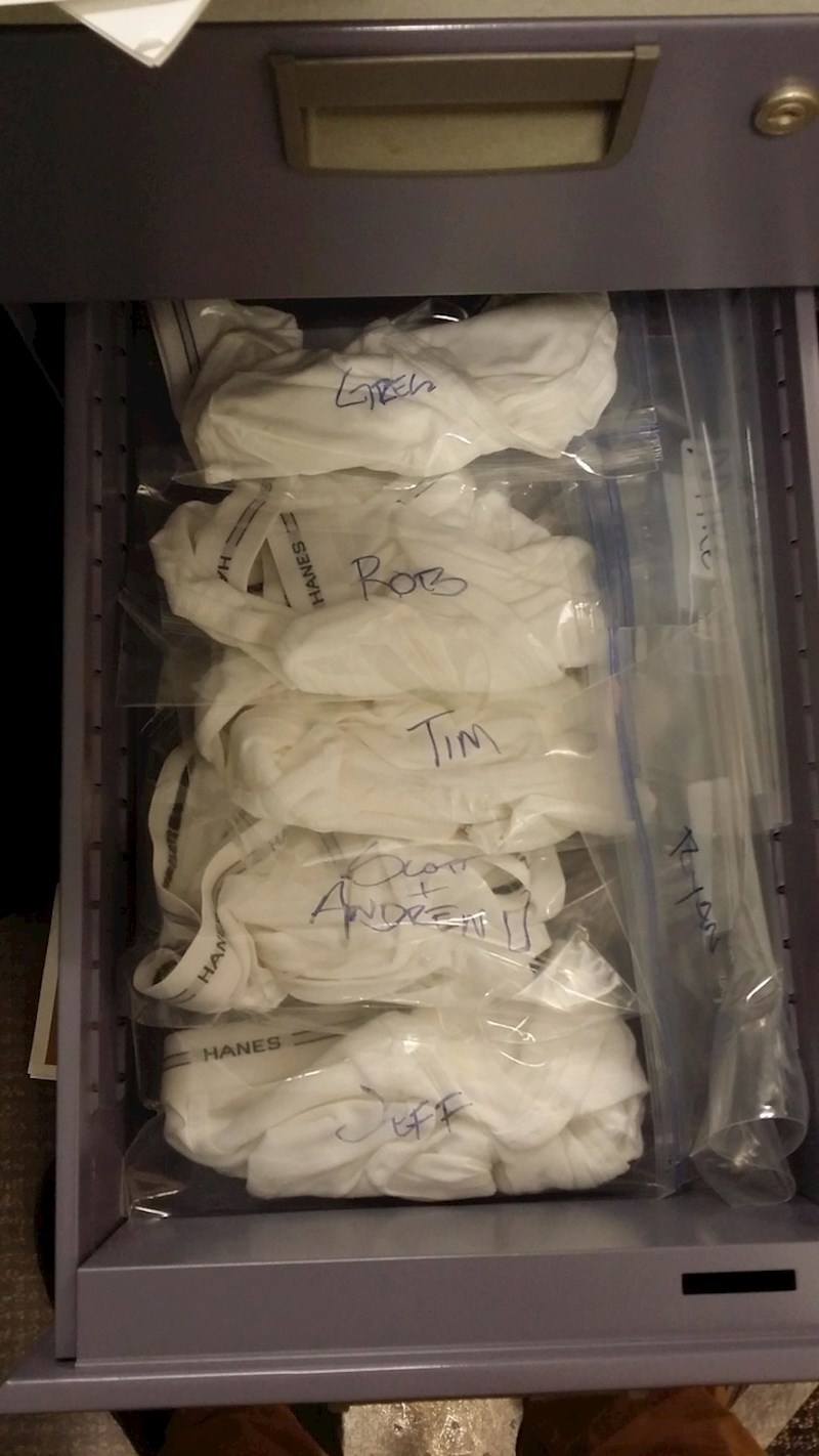 Netko je dao savjet ljudima koji se planiraju zaposliti u uredu: "Prije napuštanja radnog mjesta, ostavite nešto čudno za sljedeću osobu."