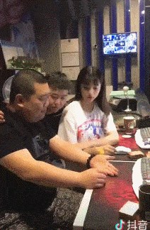 Prijatelj mu je malo pomogao s mađioničarskim trikom, djevojka nije mogla vjerovati svojim očima