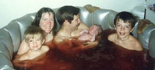 Ovo je jedna od najjezivijih obiteljskih slika ikada. Jasno je da je porođaj u vodi najmanje traumatičan za majku i dijete... ali za ostale?