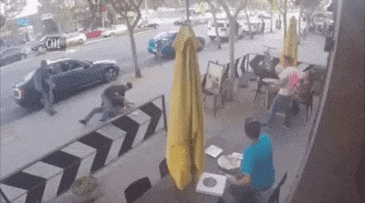 Radnik je ugledao tuču ispred pizzerije, odmah se sjetio kako bi posvađane muškarce mogao smiriti