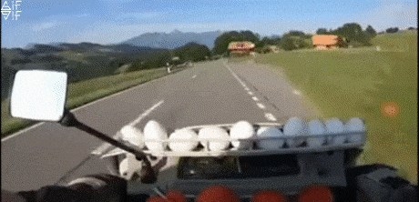 Nepažljivi vozač se ubacio ispred motorista, ovaj mu se pokušao osvetiti na smiješan način