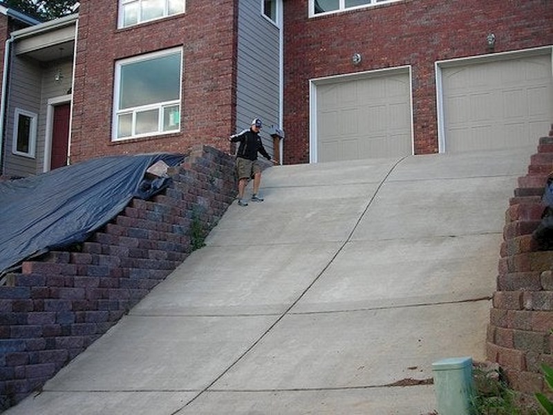 Skijaškim skakačima bi se ovaj prilaz garaži jako svidio.