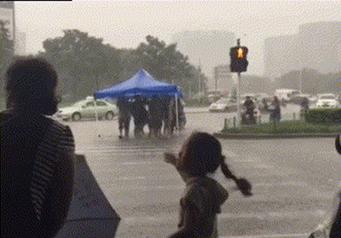 Kiša je pljuštala, a oni nisu imali kišobrane. Uslijedio je čudan prizor grupe ljudi i njihove odlične ideje